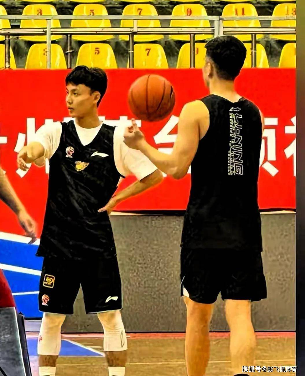 深圳男篮清晨手感冰凉，志在欧冠名次提升，目标明确，临场指挥获称赞 