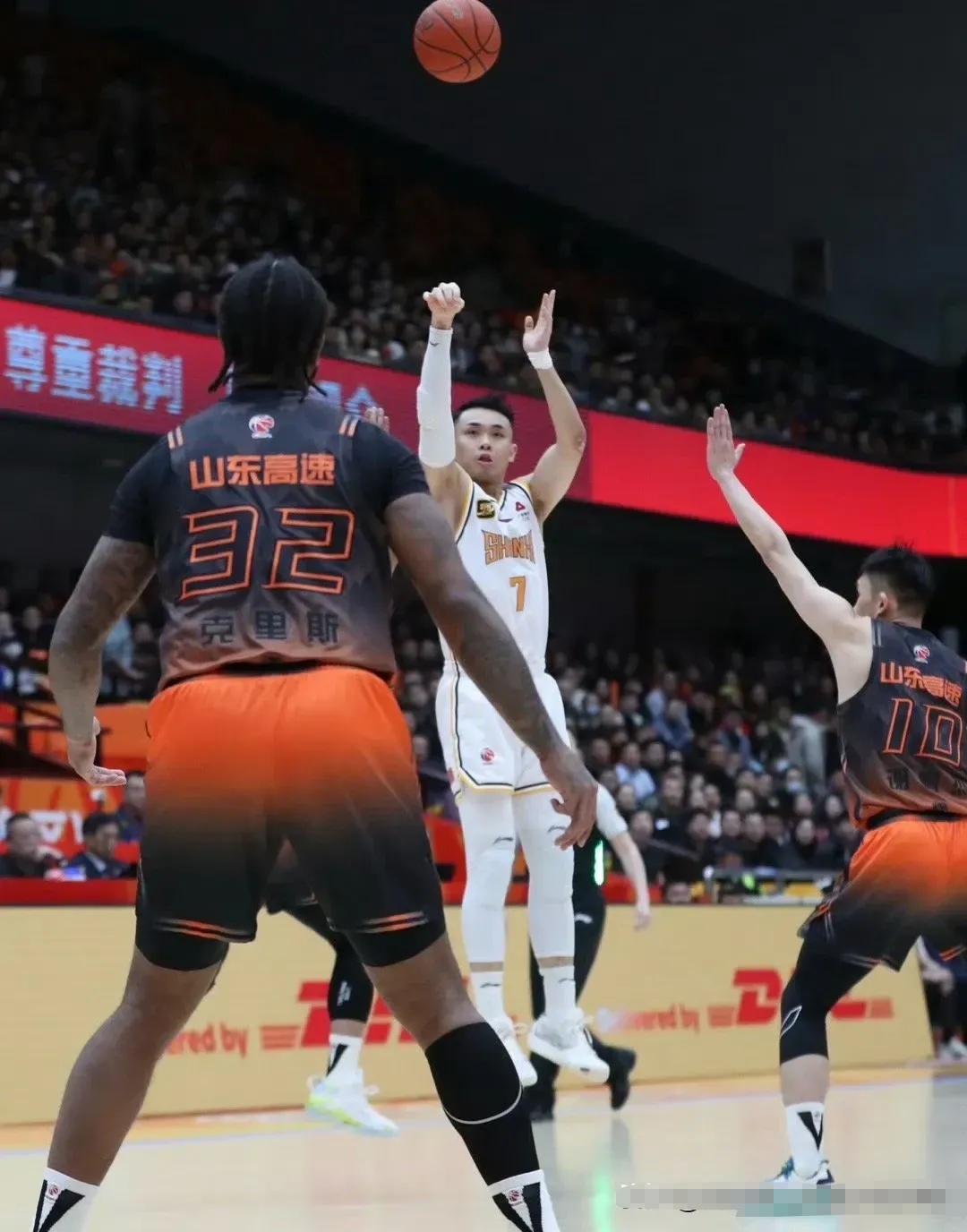 包含广东宏远发布备战花絮；今晨远射贴柱；NBA季后赛任务艰巨；球队文化再被提及的词条