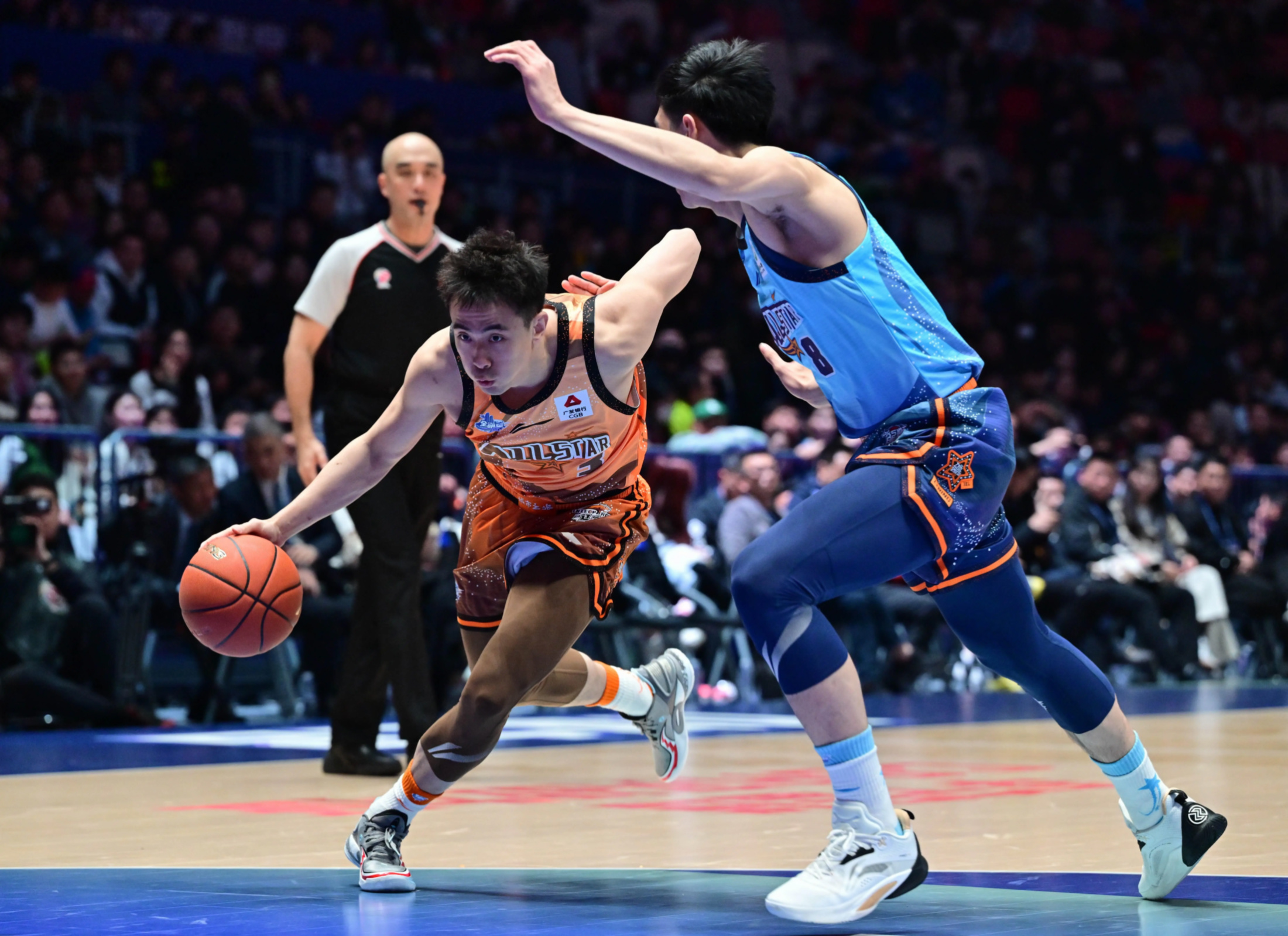 赛地聚焦：欧联今晨热度飙升，深圳男篮迎来里程碑，目标明确，球队文化再被提及的简单介绍