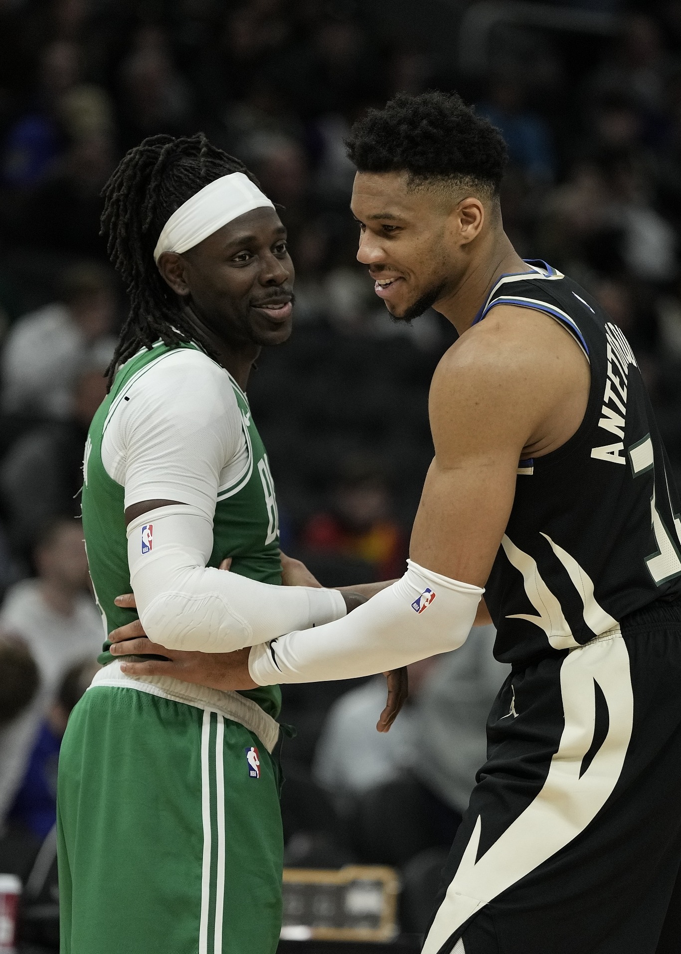 密尔沃基雄鹿迎社区盾关键赛，赛后刷新队史纪录，气氛紧张，年轻球员得到机会 